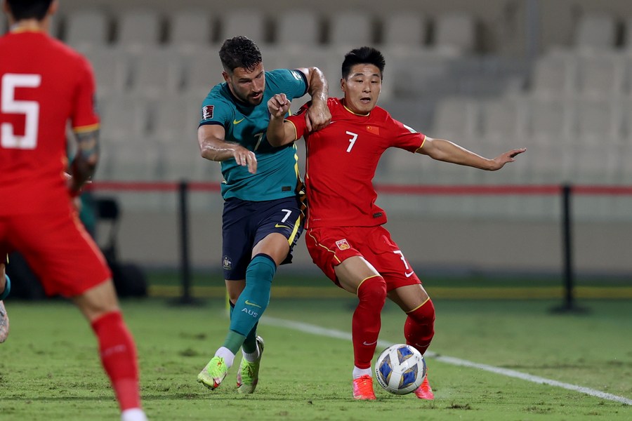 Wu Lei (a destra) e Mathew Leckie si contendono la palla durante la partita finita in pareggio Cina-Australia delle qualificazioni asiatiche della Coppa del Mondo FIFA 2022, giocata a Sharjah, negli Emirati Arabi Uniti. (16 novembre 2021 - Xinhua)