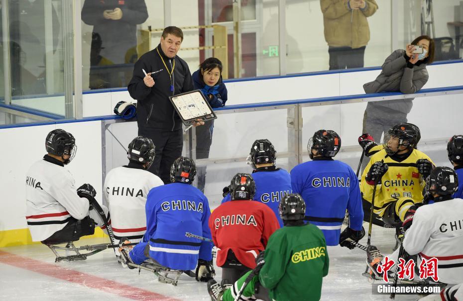 Visita alle squadre paralimpiche cinesi di hockey su ghiaccio e curling in preparazione dei Giochi Paralimpici Invernali