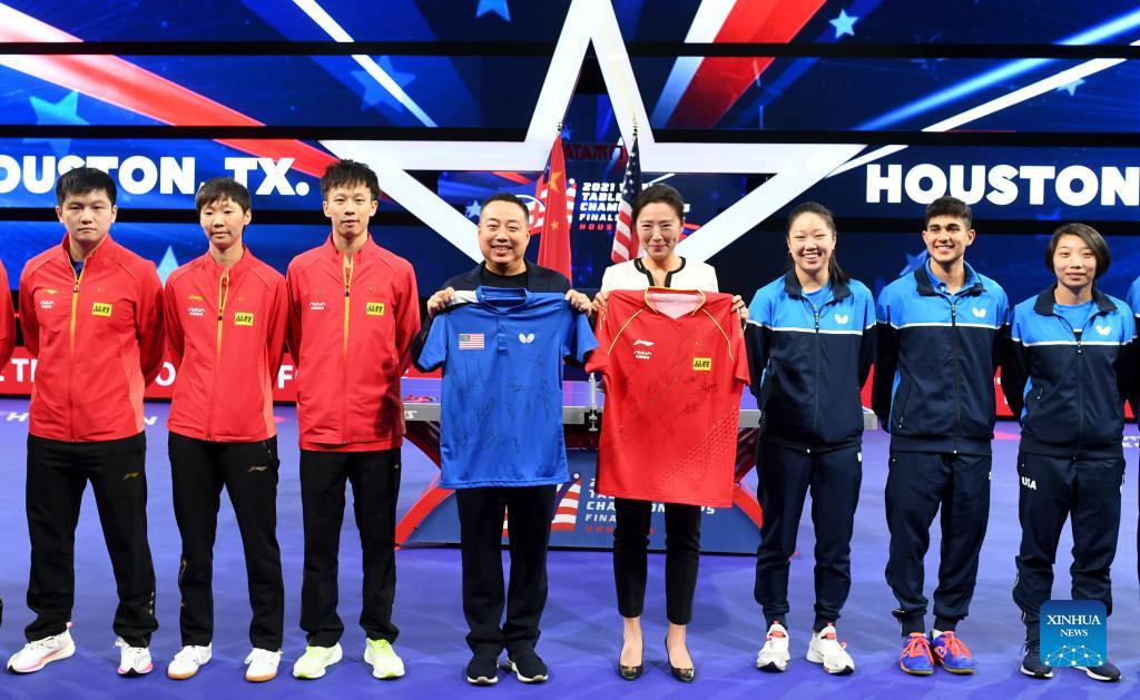 Liu Guoliang (4° a sinistra), presidente del World Table Tennis Council e presidente della Chinese Table Tennis Association e Virginia Sung (4a a destra), amministratrice delegata della USA Table Tennis si scambiano la maglia della squadra durante una sessione di allenamento congiunta di due coppie formate dai giocatori americani e cinesi che parteciperanno alla competizione di doppio misto ai Campionati Mondiali di Tennis da Tavolo 2021 a Houston, negli Stati Uniti. (22 novembre 2021 - Xinhua/Wu Xiaoling)