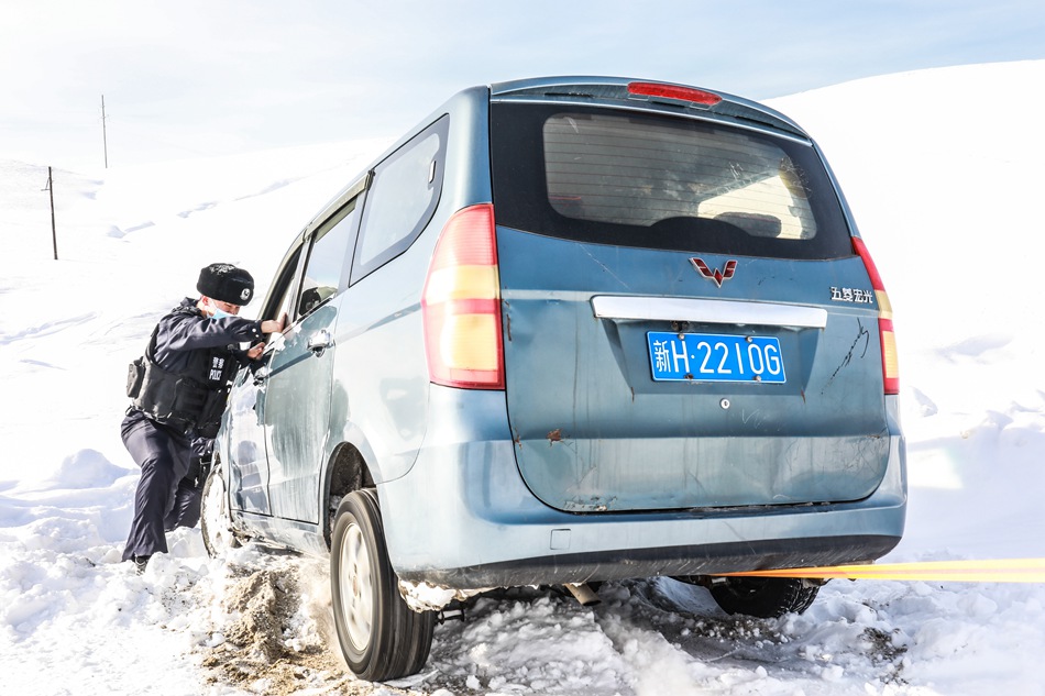 Fuyun, Xinjiang: soccorso urgente nel mare di neve