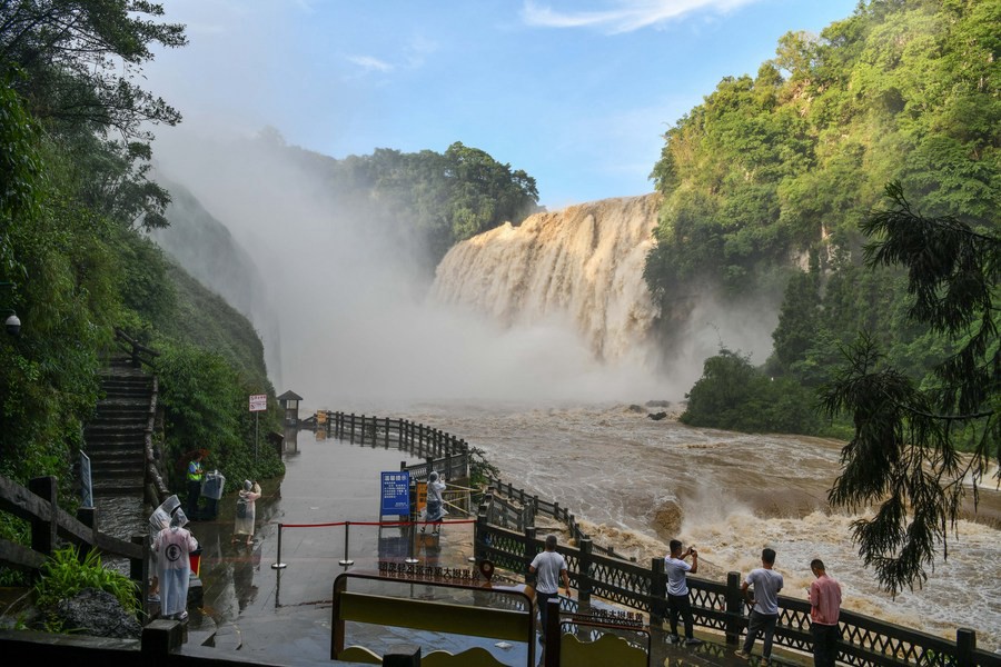 Vista della cascata Huangguoshu a Anshun, nella provincia sud-occidentale del Guizhou. (14 giugno 2020 - Xinhua/Yang Wenbin)