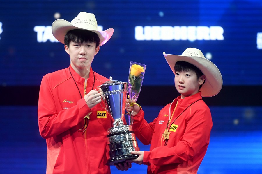 Wang Chuqin (sinitra)/Sun Yingsha, dalla Cina, festeggiano durante la cerimonia di premiazione dopo la finale di doppio misto contro Harimoto Tomokazu/Hayata Hina, dal Giappone, ai Campionati mondiali di tennis da tavolo 2021 a Houston, negli Stati Uniti. (28 novembre 2021 - Xinhua/Wu Xiaoling)