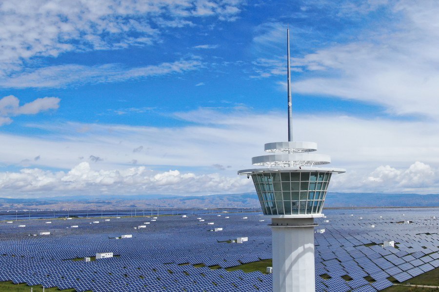 Vista aerea di una centrale fotovoltaica in un parco di sviluppo industriale ecologico nella prefettura autonoma tibetana di Hainan, nella provincia del Qinghai, Cina nordoccidentale. (17 agosto 2020 - Xinhua/Zhang Long)