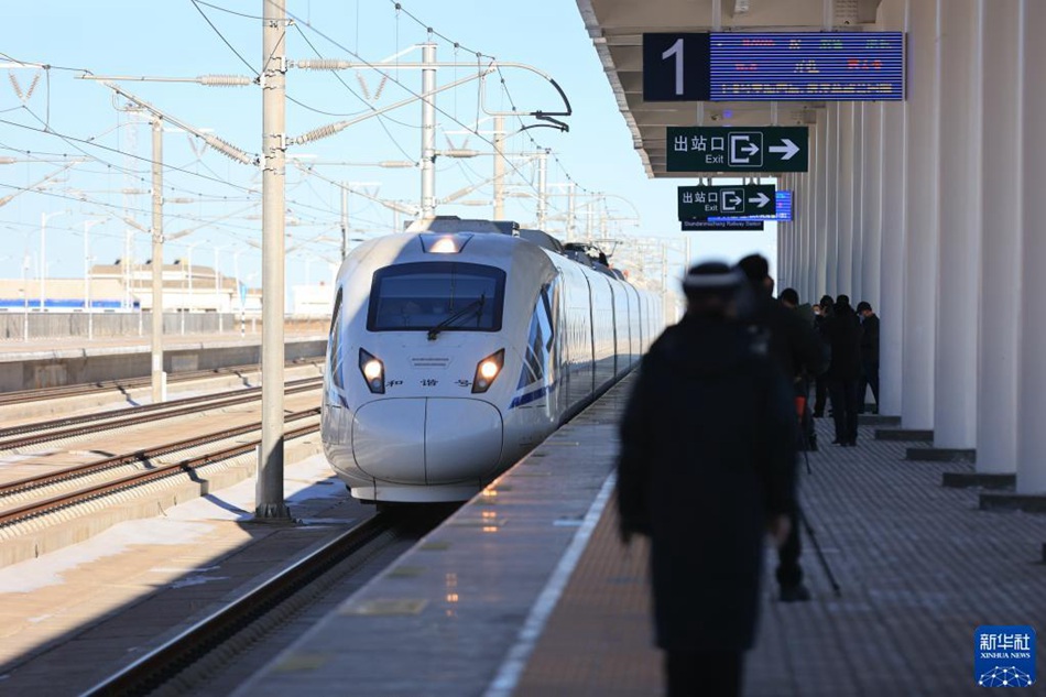 Ferrovia ad alta velocità fa diventare un allevamento di cavalli millenario ai piedi delle montagne Qilian un'attrazione turistica  