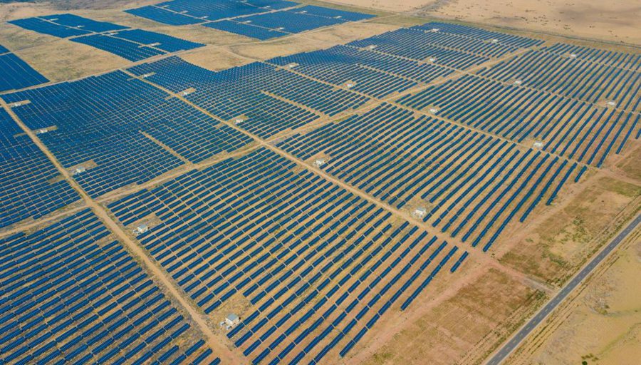 Vista aerea di una base di energia fotovoltaica nel deserto di Kubuqi, nella regione autonoma della Mongolia Interna, Cina. (11 luglio 2018 - Xinhua/Peng Yuan)