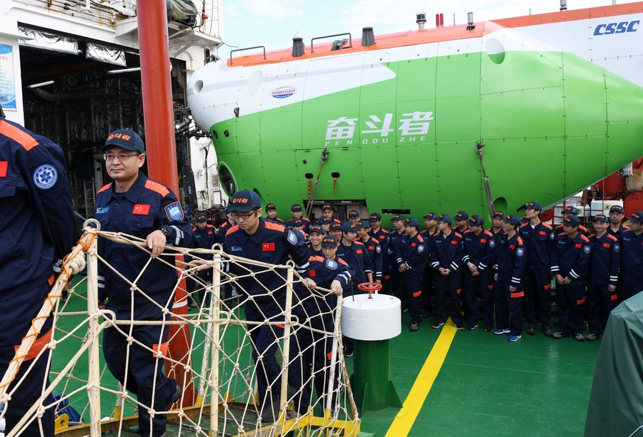 I membri dell'equipaggio di Tansuo-1 sbarcano dalla nave al porto di Nanshan a Sanya, nella provincia di Hainan della Cina meridionale. (28 novembre 2020 - Xinhua/Chen Kaizi)