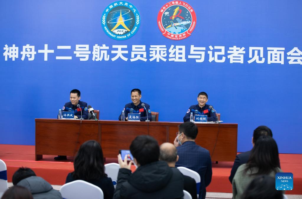 Gli astronauti di Shenzhou-12 incontrano la stampa dopo la riabilitazione iniziale