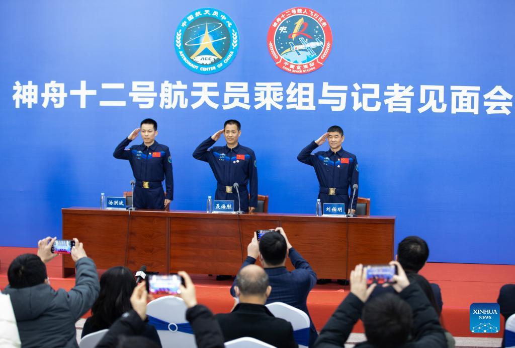 Gli astronauti cinesi Tang Hongbo (Sinistra), Nie Haisheng (Centro) e Liu Boming partecipano a una conferenza stampa tenuta dal China Astronaut Research and Training Center a Beijing. (7 dicembre 2021 - Xinhua/Jin Liwang)