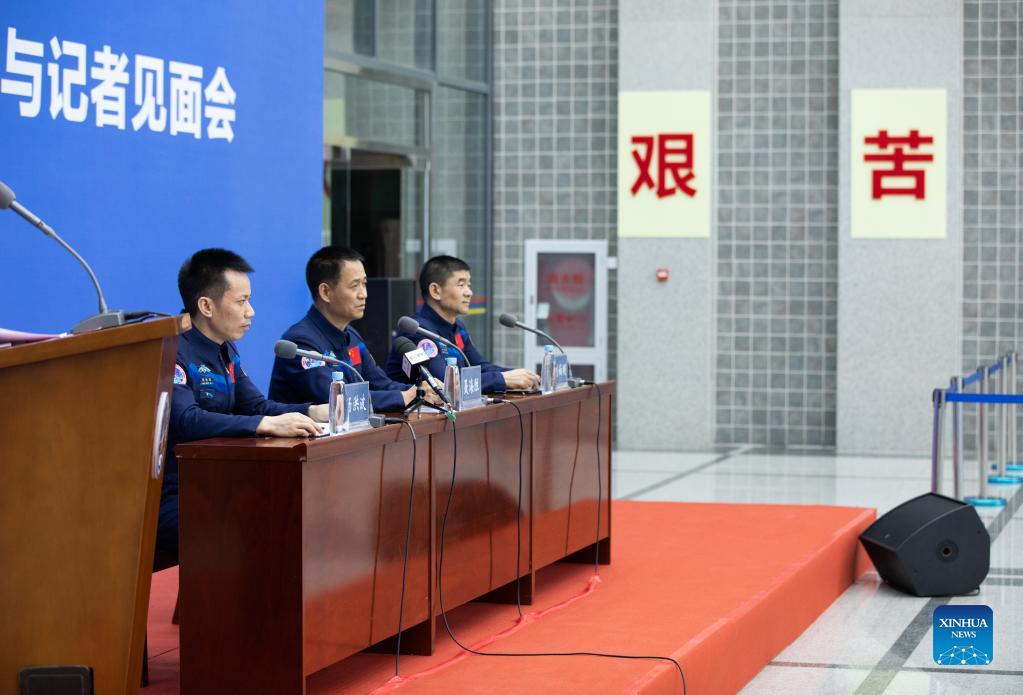 Gli astronauti di Shenzhou-12 incontrano la stampa dopo la riabilitazione iniziale