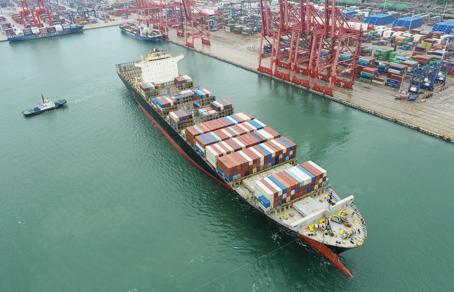 Nave cargo carica lascia un terminal per container a Lianyungang, nella provincia cinese del Jiangsu. (13 luglio 2021 - Foto di Wang Jianmin/Xinhua)