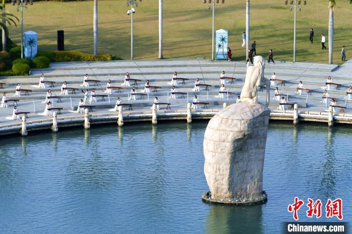 Xiamen, suono del Guzheng alla riva del lago Yundang