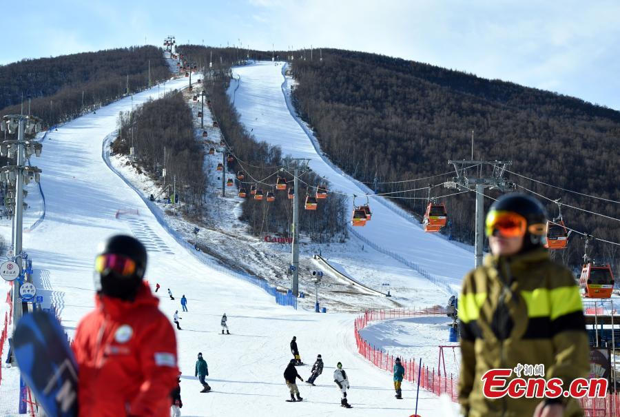 I turisti praticano gli sport invernali nella località sciistica di Thaiwoo, nel distretto di Chongli della città di Zhangjiakou. (8 dicembre 2021-China News Service/Zhai Yujia)