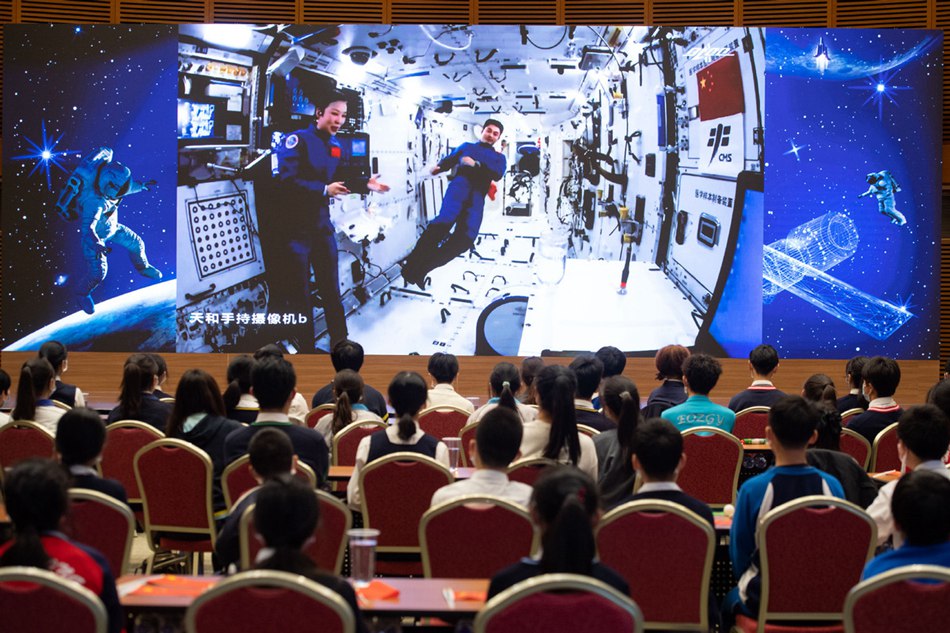 I membri dell'equipaggio di Shenzhou XIII Wang Yaping (a sinistra) e Ye Guangfu tengono una lezione per gli studenti dalla stazione spaziale cinese. (9 dicembre 2021 - Xinhua/Zhang Jinjia)