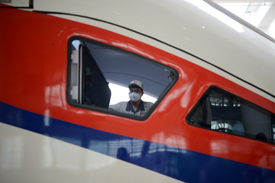 Membri del personale della CRRC Corporation ispezionano il treno EMU Lane Xang alla stazione ferroviaria di Vientiane China-Laos nella capitale del Laos Vientiane. (16 ottobre 2021 - Xinhua/Souphavan Xaymounty)