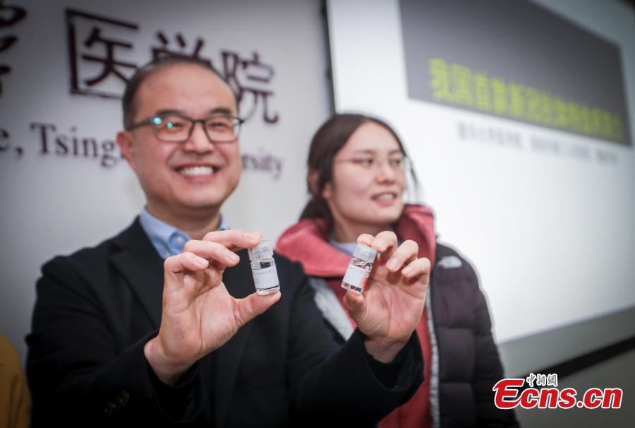 Zhang Linqi (sinistra), professore alla Scuola di Medicina dell'Università Tsinghua, presenta due campioni di medicinali durante una conferenza stampa presso l'Università Tsinghua, a Beijing. (9 dicembre 2021 - China News Service/Jia Tianyong)