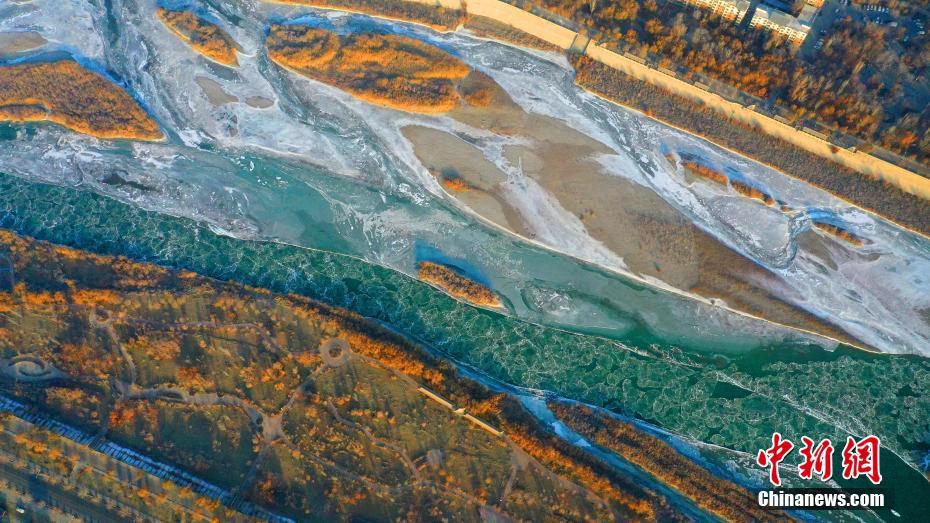 Fiume Kaidu dello Xinjiang: un paesaggio mozzafiato di ghiaccio e acqua