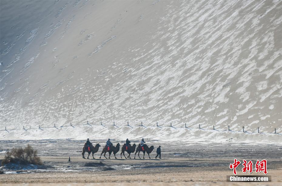 Dunhuang: il Lago della Luna Crescente dopo la nevicata