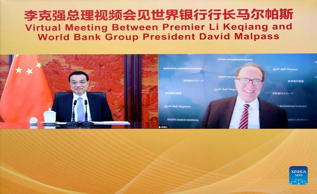 Il premier cinese Li Keqiang partecipa a un incontro online con il presidente della Banca Mondiale David Malpass da Beijing. (13 dicembre 2021 - Xinhua/Yin Bogu)