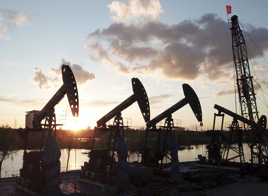 Vista aerea del giacimento petrolifero di Daqing, Heilongjiang, nord-est della Cina, al tramonto. (24 maggio 2021 - Xinhua/Wang Jianwei)