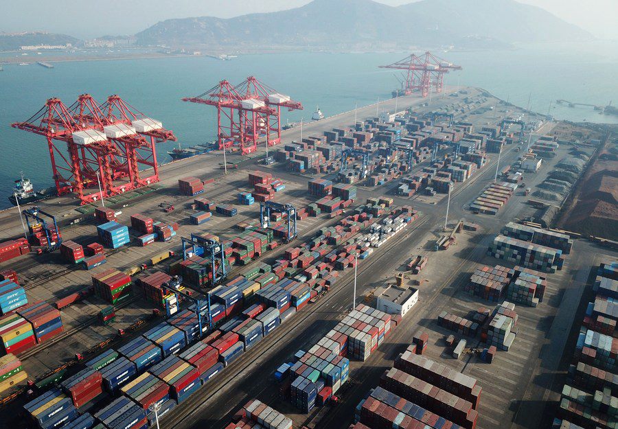 Vista aerea del terminal per container del porto della città di Lianyungang, nella provincia del Jiangsu, Cina orientale. (14 gennaio 2021 - Geng Yuhe/Xinhua)