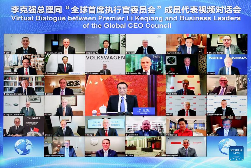 Il premier cinese Li Keqiang partecipa a un dialogo online con i leader aziendali del Global CEO Council a Beijing. (15 dicembre 2021 - Xinhua/Ding Haitao)