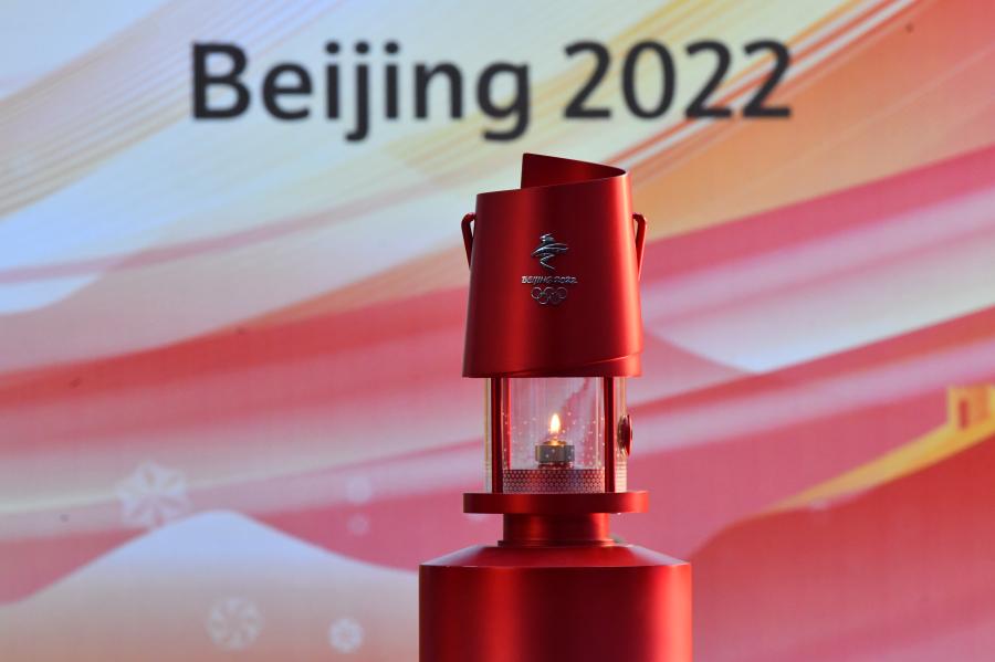 La fiamma olimpica per le Olimpiadi Invernali di Beijing 2022 in mostra allo Shougang Park di Beijing. (13 dicembre 2021 - Xinhua/Zhang Chenlin)