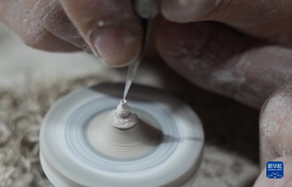 Jingdezhen, artigiano dedicato alle miniature in ceramica