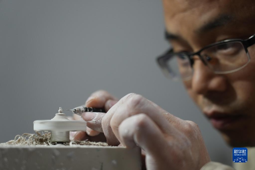 Jingdezhen, artigiano dedicato alle miniature in ceramica