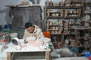 Jingdezhen, artigiano dedicato alle miniature in ceramica