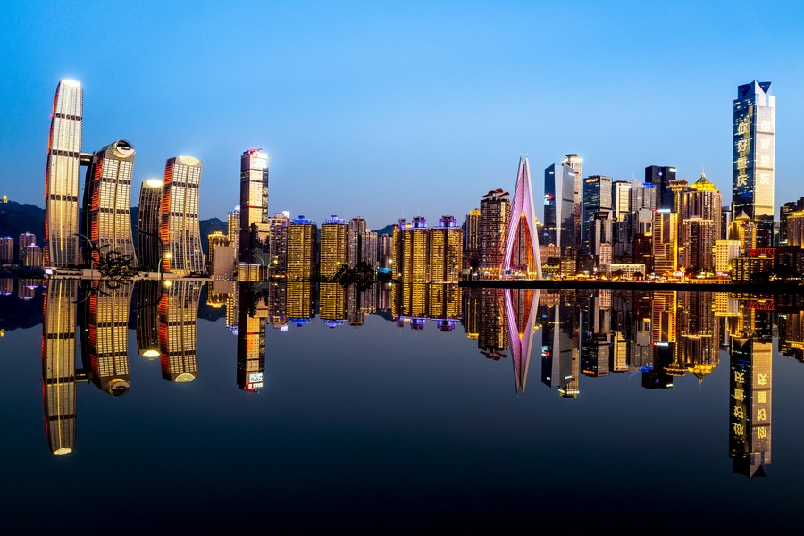 Vista notturna di Chongqing, nel sud-ovest della Cina. (30 settembre 2021 - Xinhua/Liu Chan)