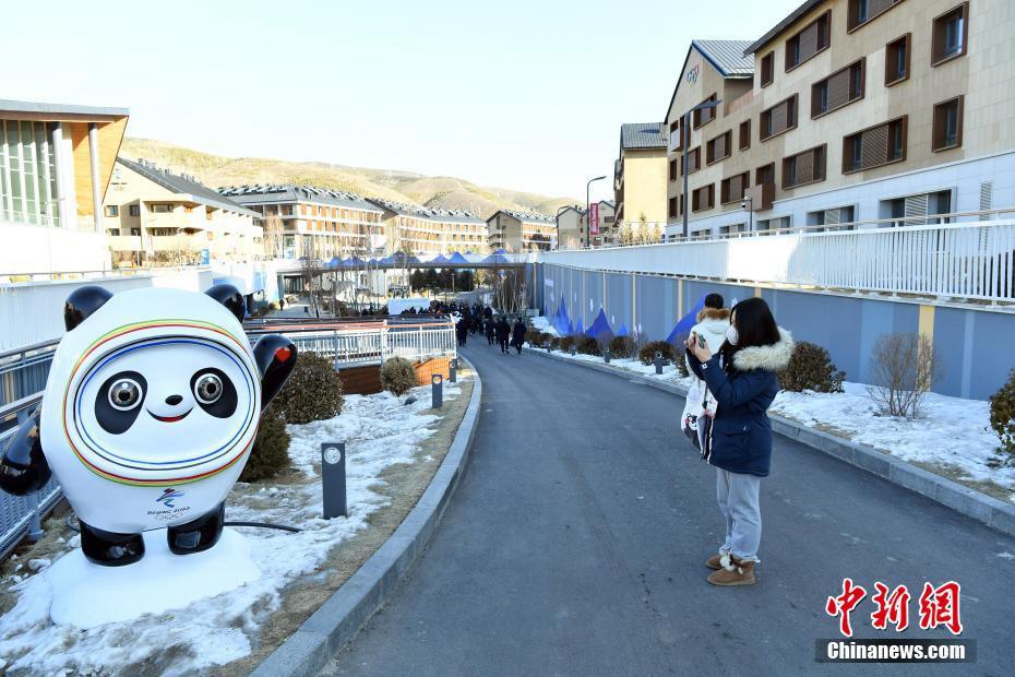 La mascotte dei Giochi Olimpici Invernali di Beijing, Bing Dwen Dwen, attira i tester. (China News Service/Zhai Yujia)