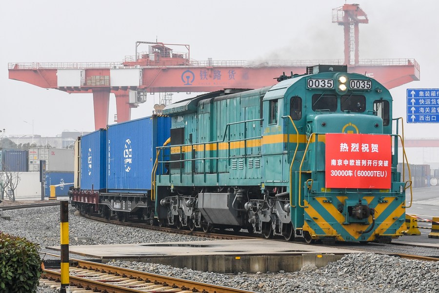 Un treno merci Cina-Europa carico di container di prodotti elettronici e accessori  per elettrodomestici parte per Vorsino, in Russia, da Nanjing, nella provincia cinese orientale del Jiangsu. (27 gennaio 2021 - Xinhua/Li Bo)