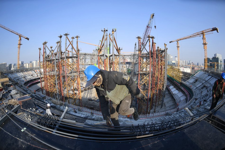 Operatori edili all'opera presso lo Stadio dei Lavoratori di Beijing. (22 dicembre 2021 – Xinhua/Zhang Chenlin)