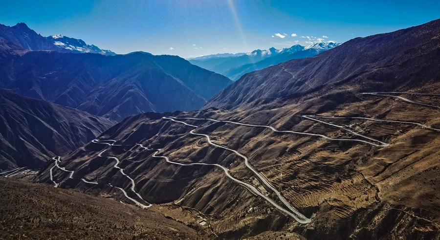 Vista di una strada nella regione autonoma del Tibet, nel sud-ovest della Cina. (19 dicembre 2021 - Xinhua/Shen Hongbing)