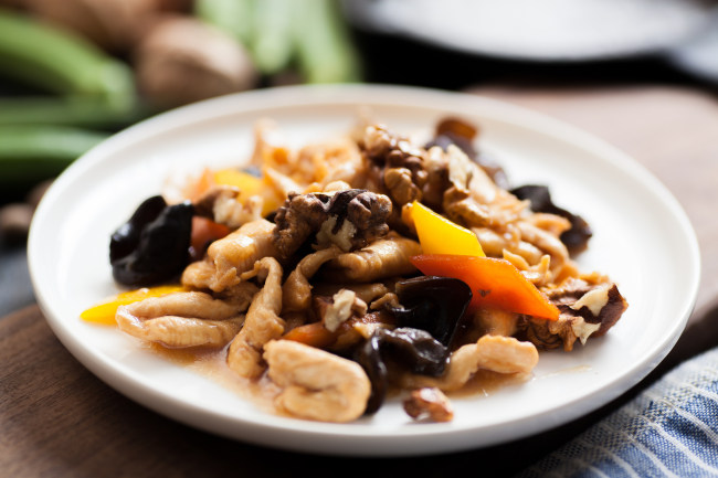 Carne fritta con funghi orecchietta neri.