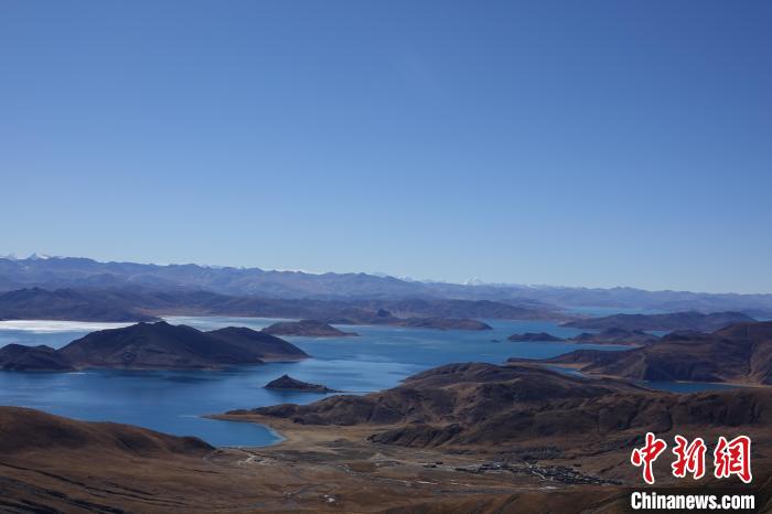 Inverno, il Lago Yamdrok è pittoresco 