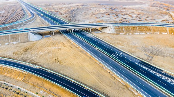 Aperta al traffico la prima autostrada nel deserto dello Xinjiang