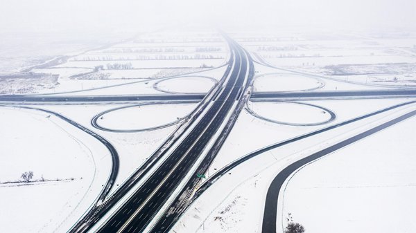 Aperta al traffico la prima autostrada nel deserto dello Xinjiang