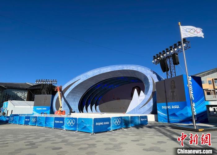 Olimpiadi invernali 2022, Zhangjiakou: inaugurato il palco della piazza di premiazione