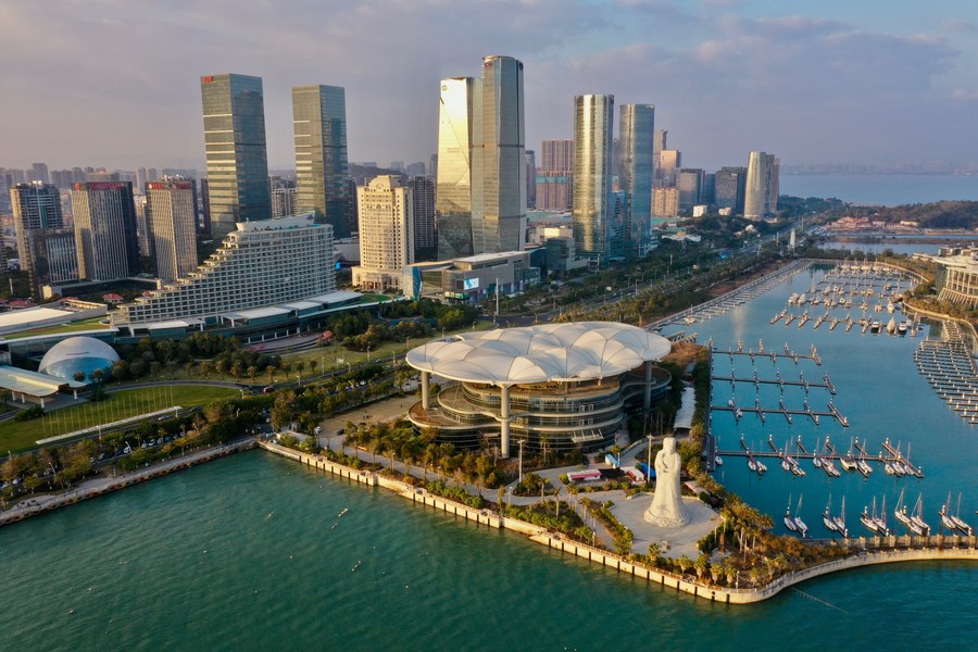 Vista aerea dei grattacieli del quartiere centrale degli affari a Xiamen, provincia del Fujian, sud-est della Cina. (9 dicembre 2021 - Xinhua/Jiang Kehong)