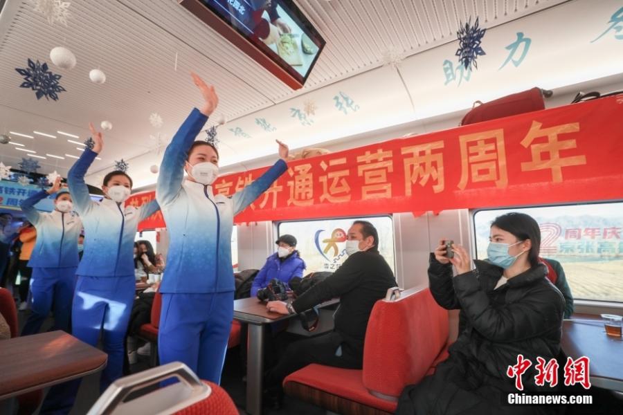 La ferrovia ad alta velocità Beijing-Zhangjiakou segna il 2o anniversario nell'atmosfera olimpica invernale