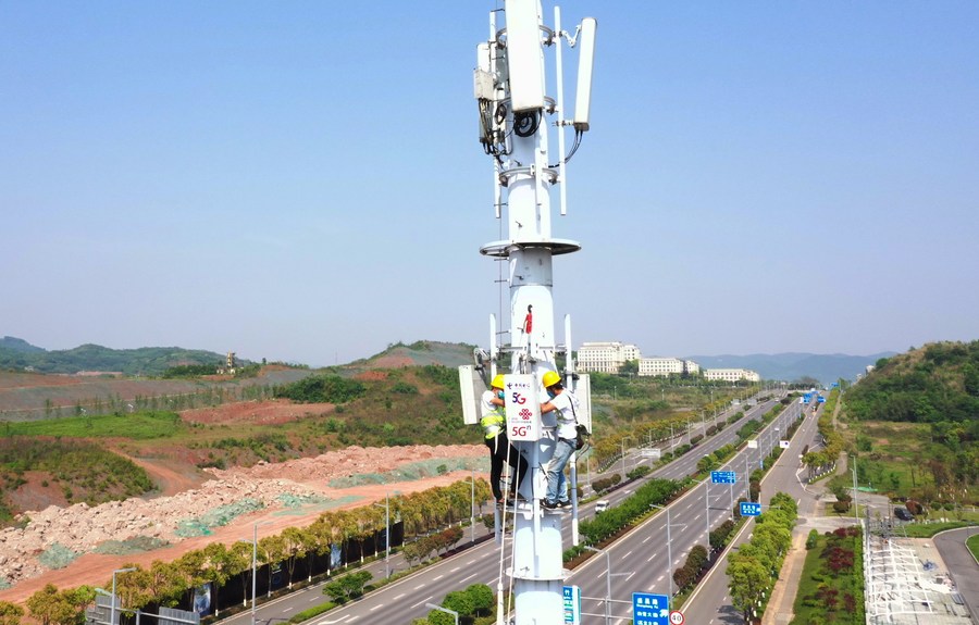 Foto aerea del personale al lavoro nel cantiere di una stazione base 5G a Chongqing, nel sud-ovest della Cina. (15 aprile 2020 - Xinhua/Wang Quanchao)