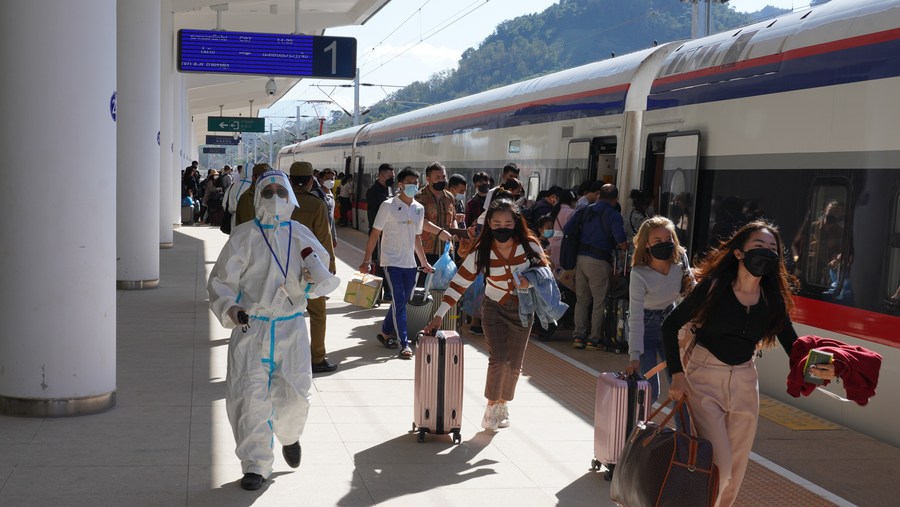  I passeggeri alla stazione di Vang Vieng della ferrovia Cina-Laos. (3 gennaio 2022 - Xinhua/ Li Huan)