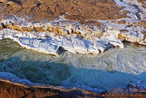 Yan'an, Shaanxi: ghiaccio alla deriva alla cascata Hukou sul fiume Giallo