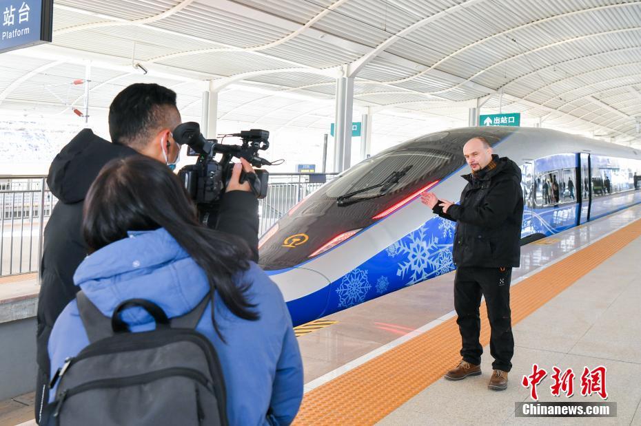 Versione olimpica dell'EMU intelligente Fuxing in servizio sulla ferrovia ad alta velocità Beijing-Zhangjiakou 