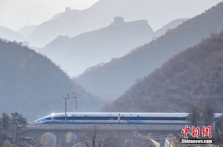 Versione olimpica dell'EMU intelligente Fuxing in servizio sulla ferrovia ad alta velocità Beijing-Zhangjiakou 