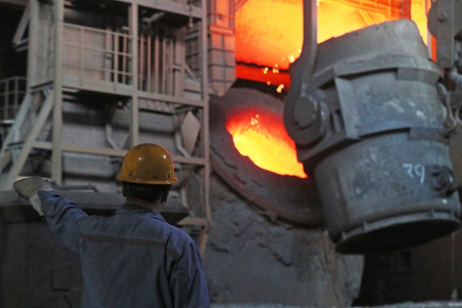 Un uomo lavora in una fabbrica della Ben Gang Group Corporation a Benxi, nella provincia del Liaoning, nella Cina nordorientale. (18 agosto 2021 - Xinhua/Yang Qing)