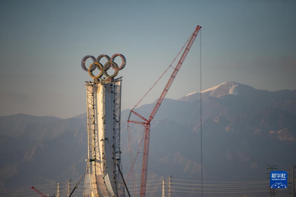 Torre dei cerchi olimpici eretta a Beijing