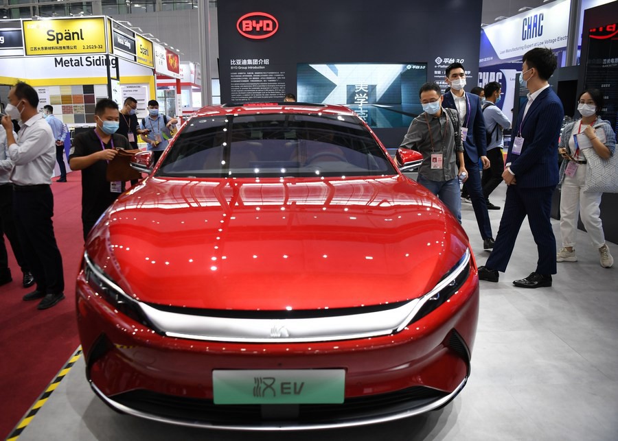 Un veicolo a nuova energia (NEV) prodotto dal principale produttore cinese di NEV, BYD, presso la 130a edizione della China Import and Export Fair a Guangzhou. (15 ottobre 2021 - Xinhua/Deng Hua)