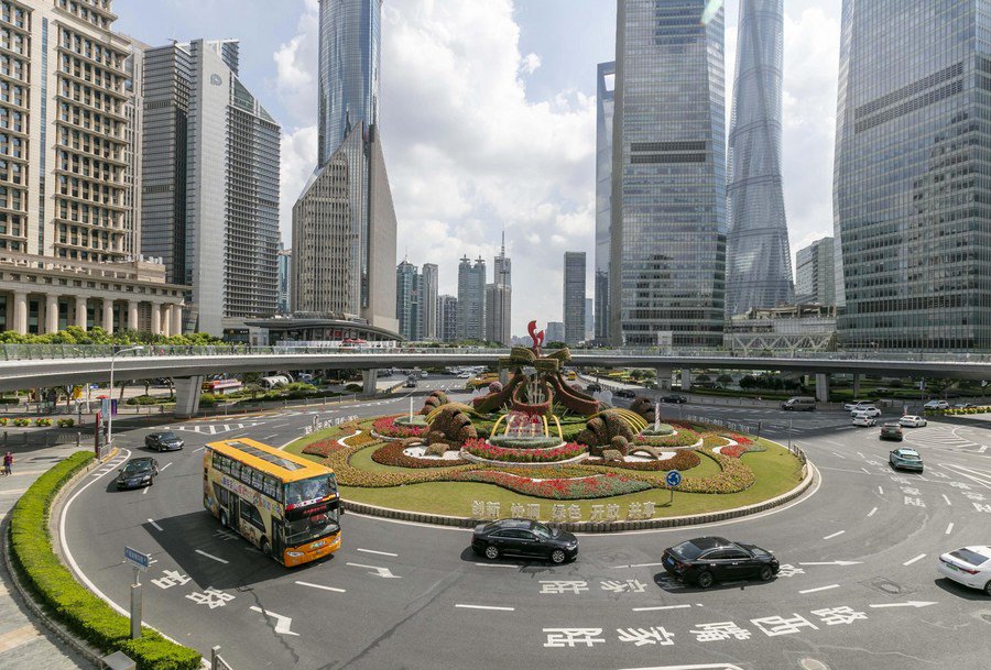 Vista sulla strada dell'area Lujiazui di Pudong, a Shanghai. (30 settembre 2020 - Xinhua/Wang Xiang)